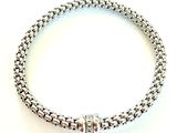 un gros plan d'un bracelet en argent muni d'un fermoir, sur fond blanc