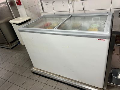 un congélateur posé au milieu d'une cuisine
