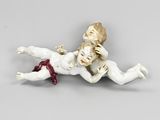 une figurine représentant un garçon et une fille allongés par terre