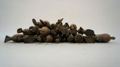 une pile de petites figurines posées sur une table
