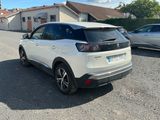 une voiture blanche garée sur le bord de la route