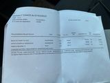 un ticket de caisse posé sur une table dans une voiture qui est en train d'être braquée