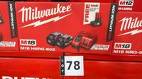 MILWAUKEE. Kit M18 HNRG-802 avec 2 batteries M18 8 Ah et 1 c…