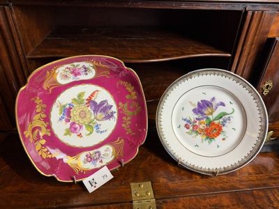 deux assiettes posées sur une commode