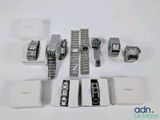 un grand nombre de montres posées sur une table