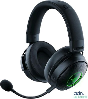 gros plan d'un casque de jeu avec microphone