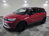 un 4x4 rouge garé dans un garage au sol en damier