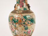 un vase avec un motif sur fond blanc