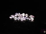 gros plan d'un groupe de diamants sur une surface noire