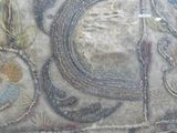 un gros plan d'une œuvre d'art représentant un oiseau