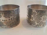 deux coupes en argent ornées de motifs, posées sur une table