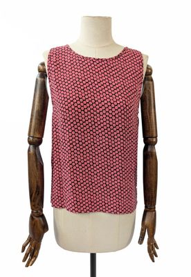 le mannequin porte un haut en maille rouge et blanc