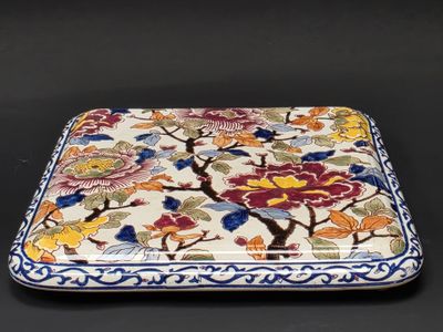 gros plan d'une assiette avec des fleurs sur une table
