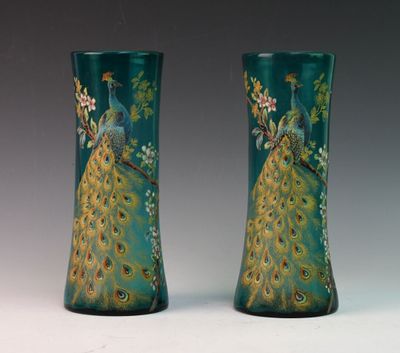 deux vases ornés de paons, posés sur une table