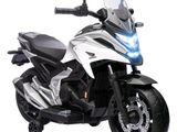 une moto miniature posée sur une surface blanche