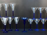 un grand nombre de verres à vin posés sur une table