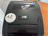 La machine à tickets se trouve sur la table près du mur