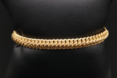 un bracelet en chaîne d'or sur un mannequin, un mannequin, un mannequin, un mannequin, un mannequin, un mannequin, un mannequin, un mannequin, un mannequin, un mannequin, un mannequin, un mannequin, un mannequin, un mannequin, un mannequin, un mannequin, un mannequin, un mannequin, un mannequin, un mannequin, un mannequin, un mannequin, un mannequin, un mannequin, un mannequin, un mannequin, un mannequin, un mannequin, un mannequin, un mannequin, un mannequin, un mannequin