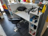 un bureau avec une chaise et un ordinateur dessus