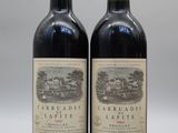 deux bouteilles de vin rouge posées l'une à côté de l'autre sur une table