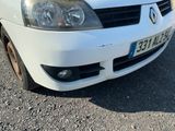 une voiture blanche garée sur le bord de la route