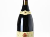 la bouteille de vin rouge est posée sur une surface blanche