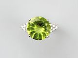 une bague en péridot et diamant