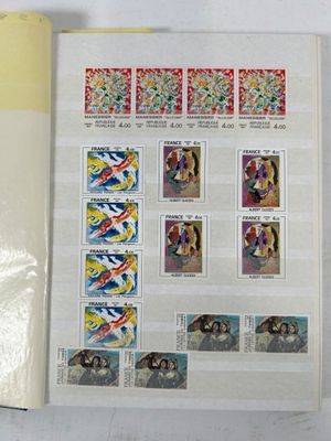 la photo d'un livre sur lequel sont apposés des timbres