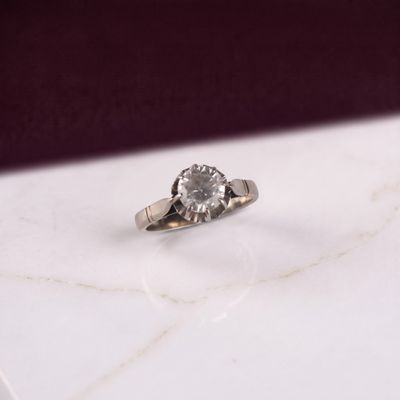 une bague en diamant posée sur une table en marbre