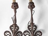 une paire d'appliques murales anciennes, comportant chacune deux lampes