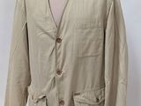 une photo d'une veste beige sur un mannequin