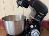 une photo représentant un mixeur et un saladier posés sur une table en bois