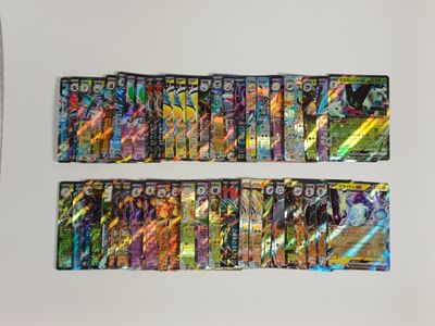 un groupe de cartes pokemon posées sur une table