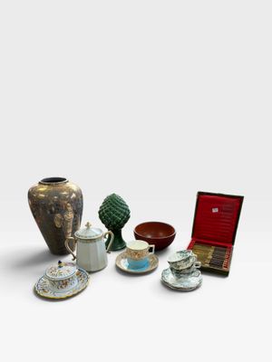 de nombreux types de tasses à thé et de soucoupes sur la table