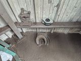 deux toilettes situées dans un coin d'un immeuble
