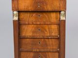 une commode en noyer avec un plateau en marbre noir
