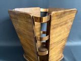 un porte-revues en bois contenant un magazine