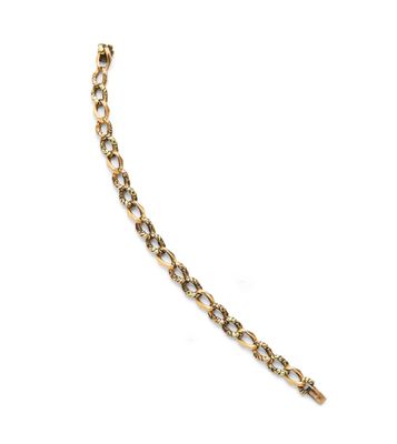 gros plan d'un bracelet en chaîne en or sur fond blanc