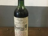 une bouteille de vin posée sur une table