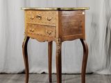 l'image d'une petite table en bois munie d'un tiroir