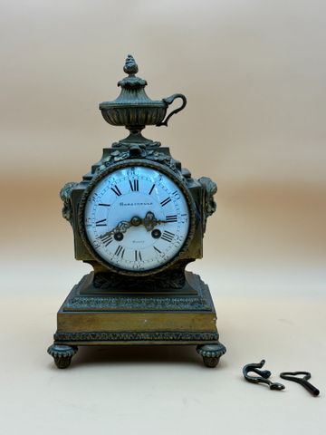 Pendule de cheminée en bronze doré. Mouvement MAJORELLE Nancy à c