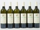 six bouteilles de vin sont alignées sur une surface blanche