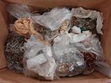 une boîte remplie d'objets assortis qui s'y trouvent