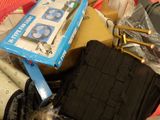un chat assis au milieu d'une pile de bagages