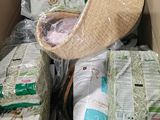 une boîte remplie de nourriture pour chat et un panier rempli de nourriture pour chat