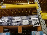 une grande pile de boîtes sur une palette dans un entrepôt