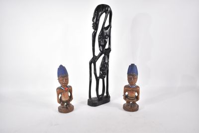deux petites figurines représentant un homme et une femme sur fond blanc