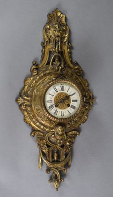 une horloge dorée accrochée au mur