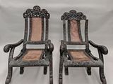 paire de fauteuils à bascule anciens en bois sculpté, avec assise en cuir