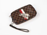 un sac à main marron et noir orné d'un éléphant blanc